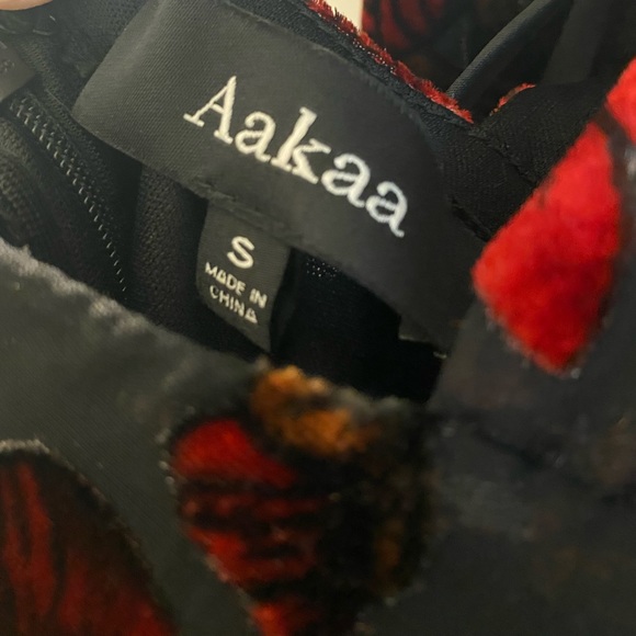 Black “backless” dress with flowers - Picture 8 of 8